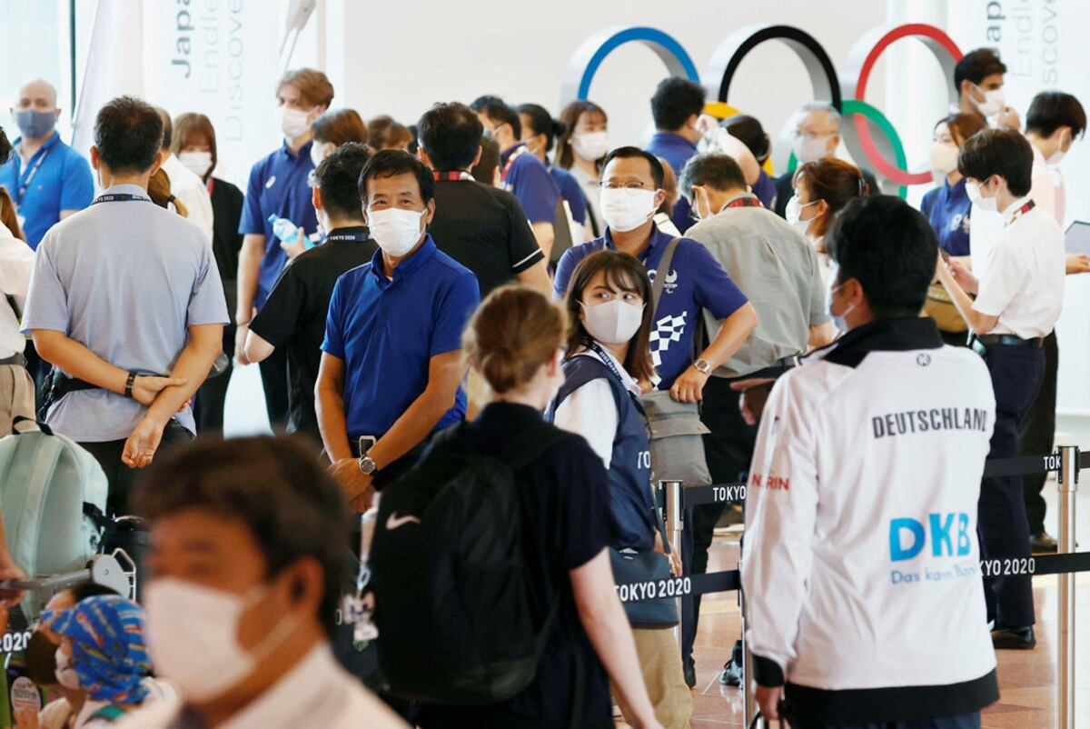 Bienvenida olímpica. Oficiales y voluntarios de los Juegos Olímpicos reciben a las delegaciones en el aeropuerto. (AP)
