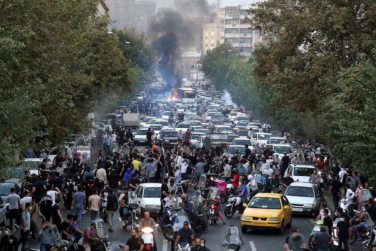 Protesta por la muerte de una mujer que fue detenida por la Policía moral, en el centro de Teherán, Irán. (AP)
