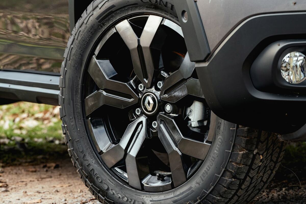 Llantas de 17” diamantadas y oscurecidas, el detalle que sobresale de la versión Iconic.
