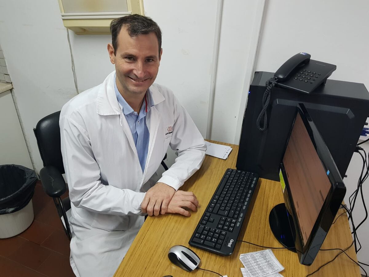 Mariano Arocena, médico cirujano de manos.