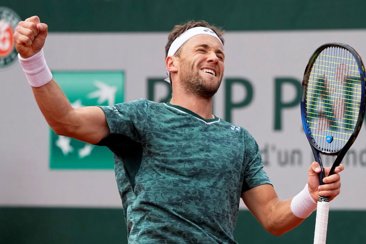 Casper Ruud celebra su clasificación a cuartos de final de Roland Garros. (AP)