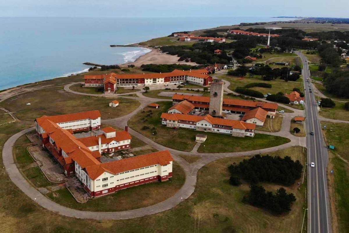 CHAPADMALAL. Complejo de hoteles del Estado. Como el de Embalse, fue creado en el gobierno de Juan Perón en los años ' 50.