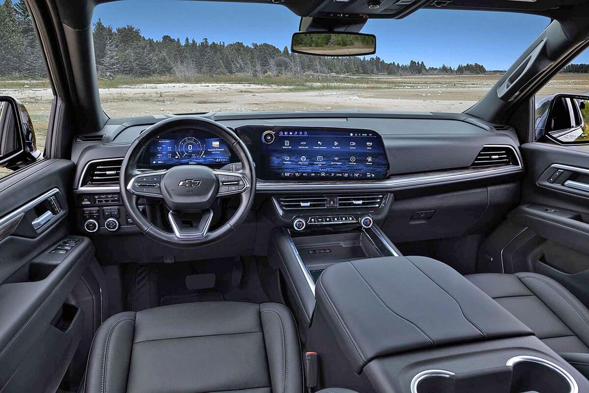 El interior cuenta con pantallas de hasta casi 18’’.