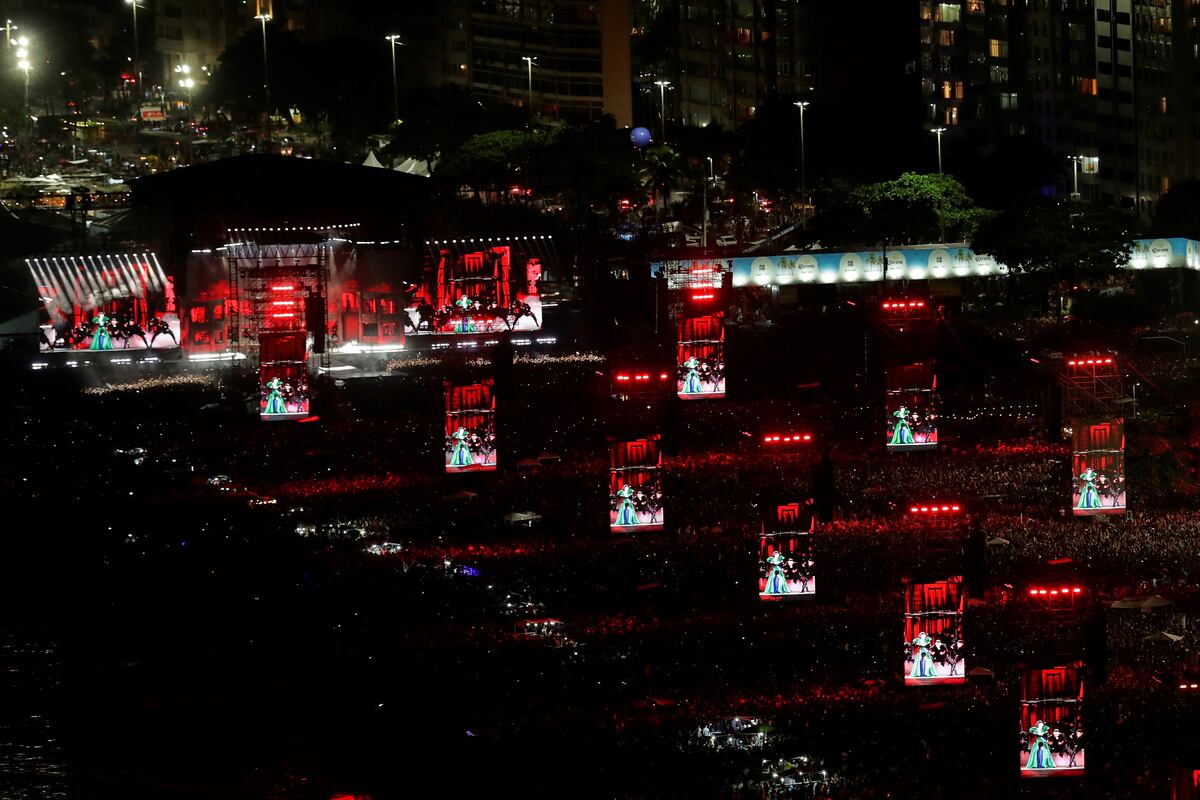 MULTITUD. El 3 de mayo, Lady Gaga cantó gratis para 4 millones de personas en la playa de Copacabana. Los argentinos fueron el princial contingente de extranjeros que se sumó al evento; y el 30% de los viajeros que llegaron por aire.  (AP / Bruna Prado)