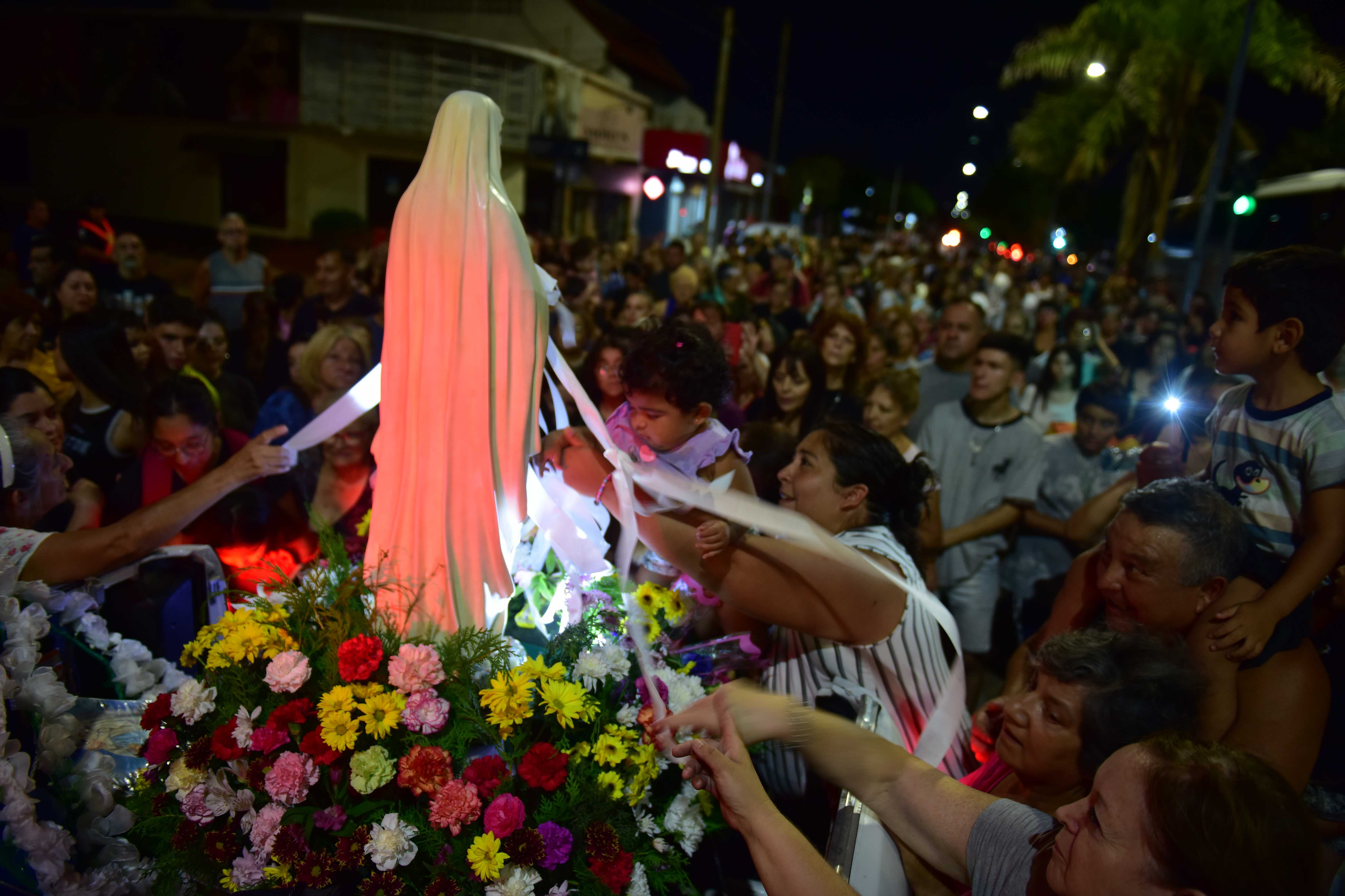 La tradicional procesión de la Virgen de Lourdes empezó en la Plaza de las Américas hasta Alta Gracia con una demostración de fe emotiva. (Javier Ferreyra / La Voz)