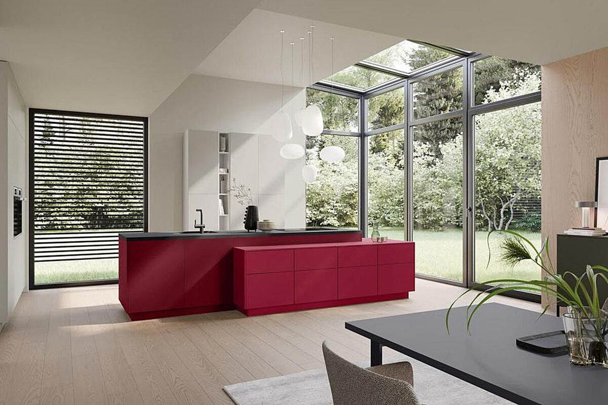 El color Pantone Viva Magenta 2023 causa impacto en su combinación con el blanco (imagen Pinterest).