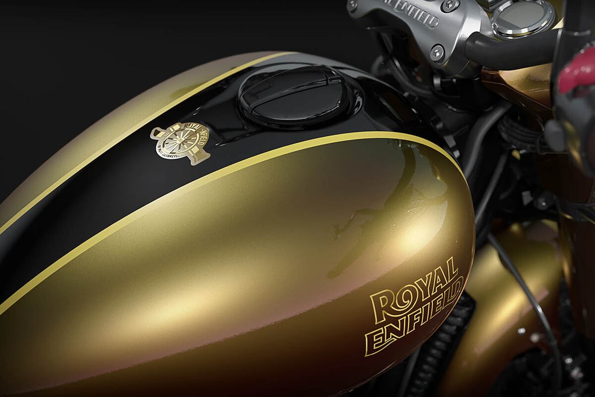 El tanque rojo con pintura “hypershift” cambia de tono entre rojo y dorado, según la luz.