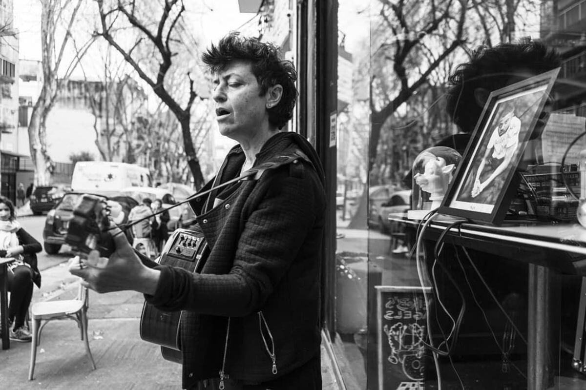 Vale Cini, cantando en la vereda. (Instagram @valeriacini)