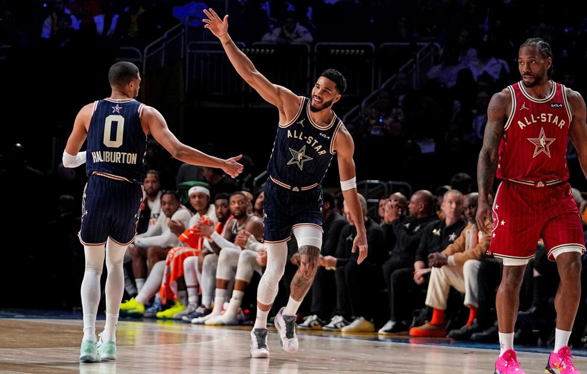Jayson Tatum, de los Boston Celtics, celebra después de encestar un triple. (AP)
