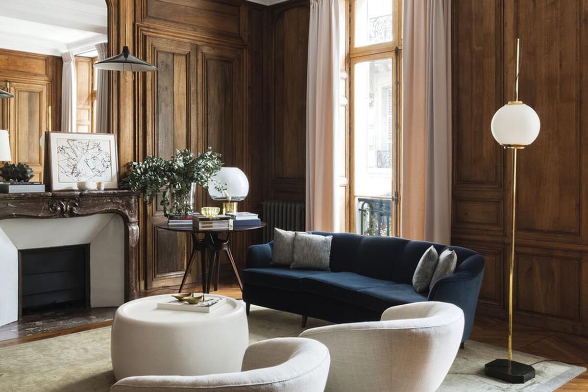Piezas del estilo Bold en los sillones del living se suman a las cornisas que dan paso al techo.