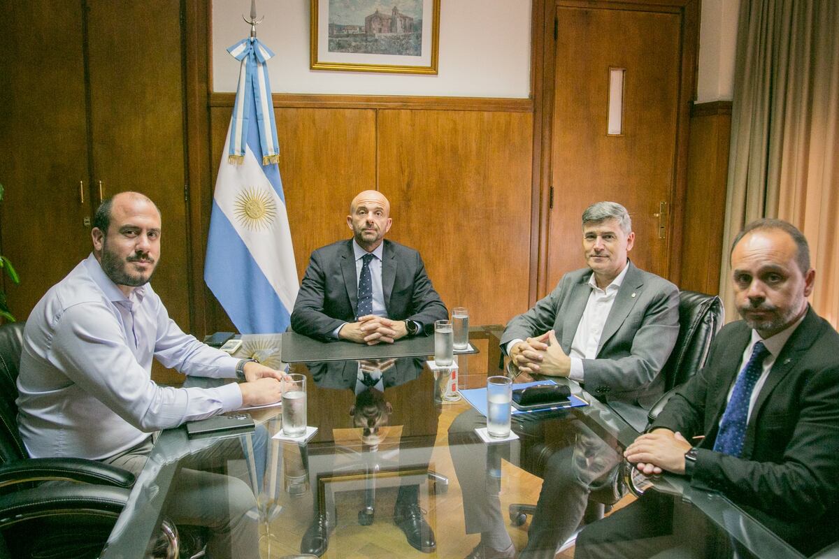 El secretario de Transporte de la Nación, Franco Mogetta, recibió en su despacho al intendente de Córdoba, Daniel Passerini, para avanzar en la implementación de la Sube (Prensa Ministerio de Transporte).