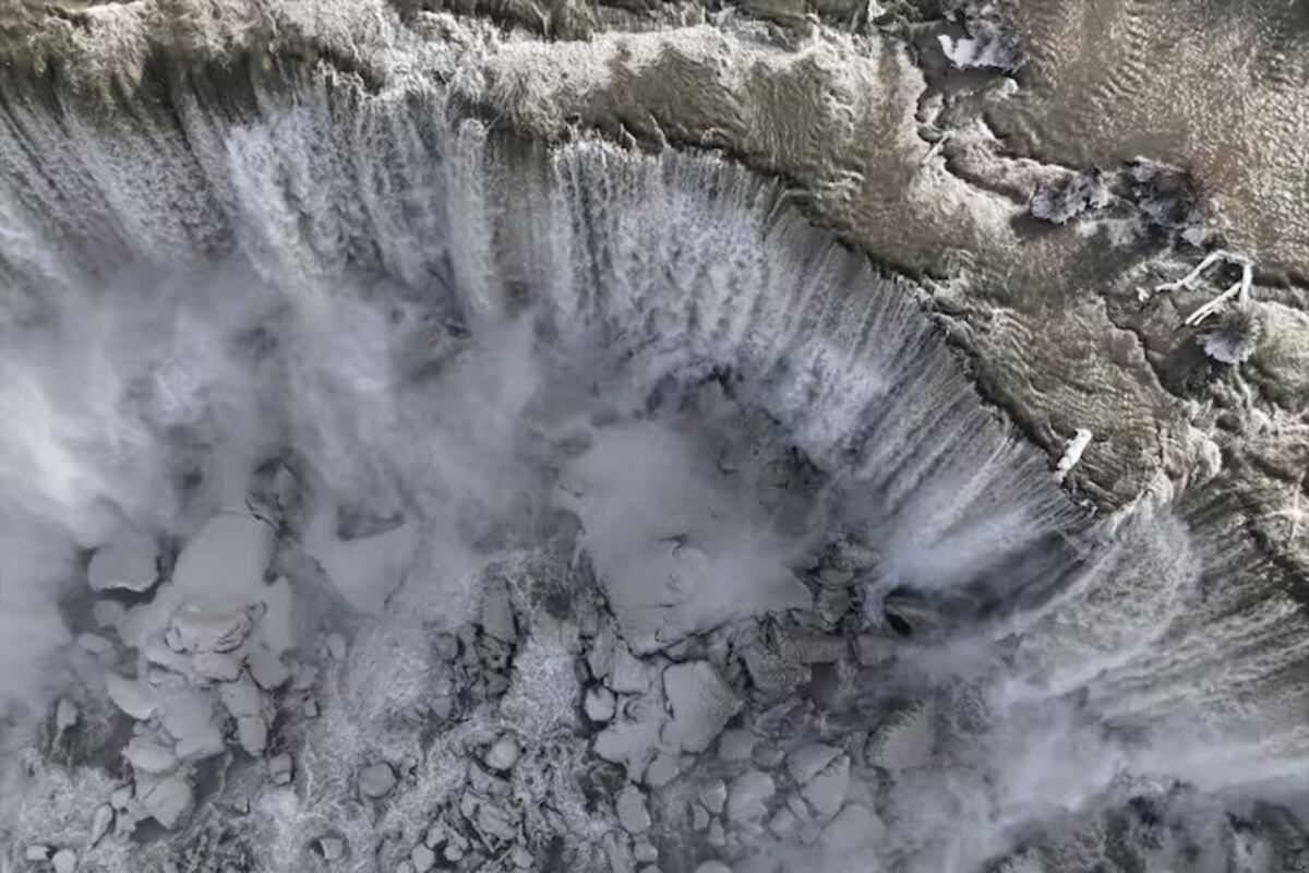 Frío extremo en Estados Unidos. Las Cataratas del Niagara se congelaron parcialmente. (AP)
