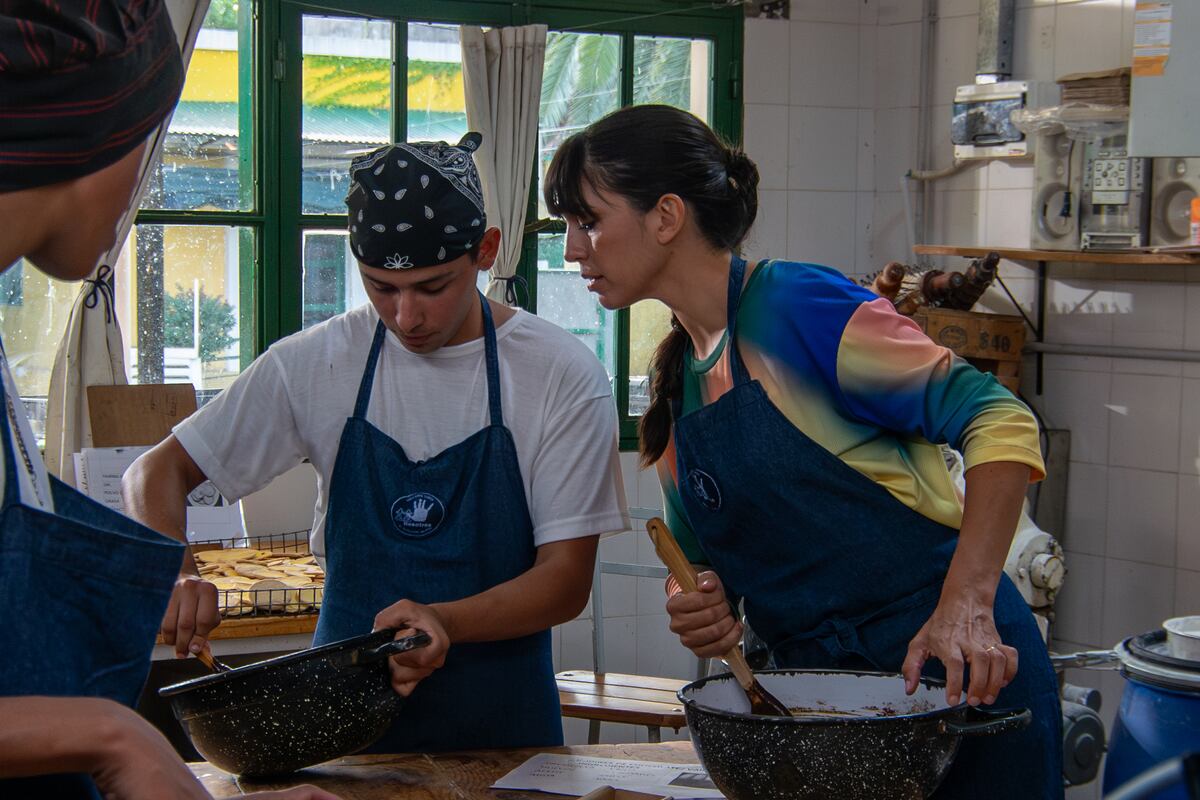 Felicitas Pizarro cocinando con los chicos de Fundación Nosotros. (Foto: Prensa El Gourmet)