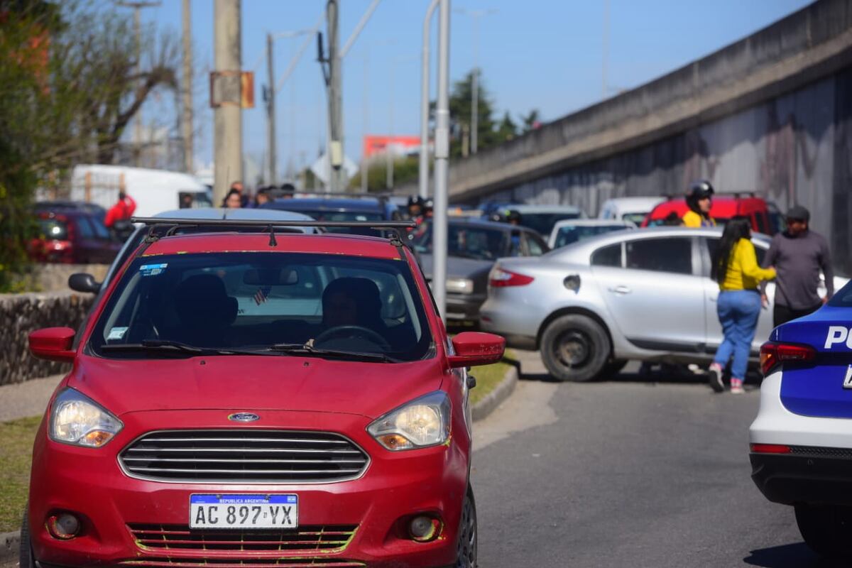Corte en la colectora de avenida La Voz del Interior por un choque múltiple. (José Hernández / La Voz)