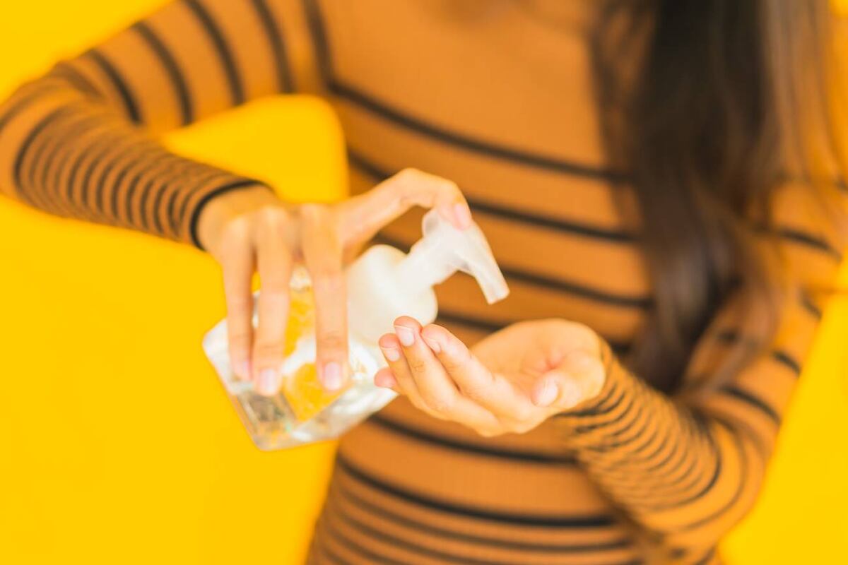 El uso correcto de la clorhexidina y otros antisépticos es clave para prevenir infecciones y asegurar una buena recuperación de la piel. (Freepik)