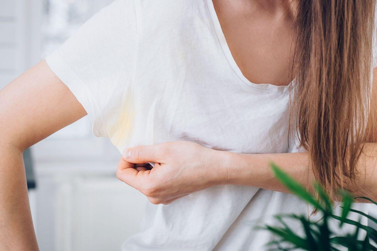 Ni jabón blanco ni bicarbonato: este es el truco para quitar las manchas en las axilas de remeras y camisas definitivamente