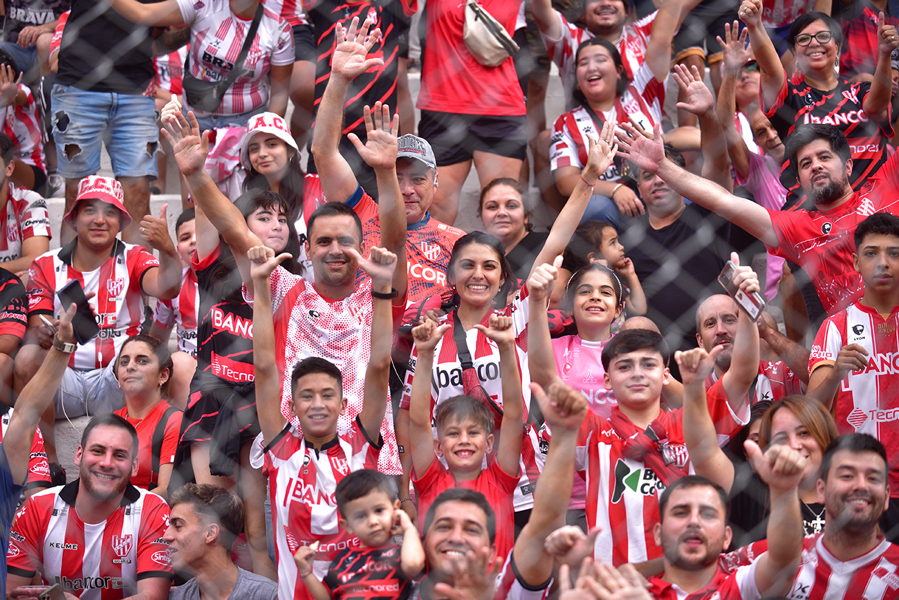 Fotos de hinchas de Instituto en el estadio Monumental en el partido ante Sarmiento de Junín para la Liga Profesional. (Ramiro Pereyra)