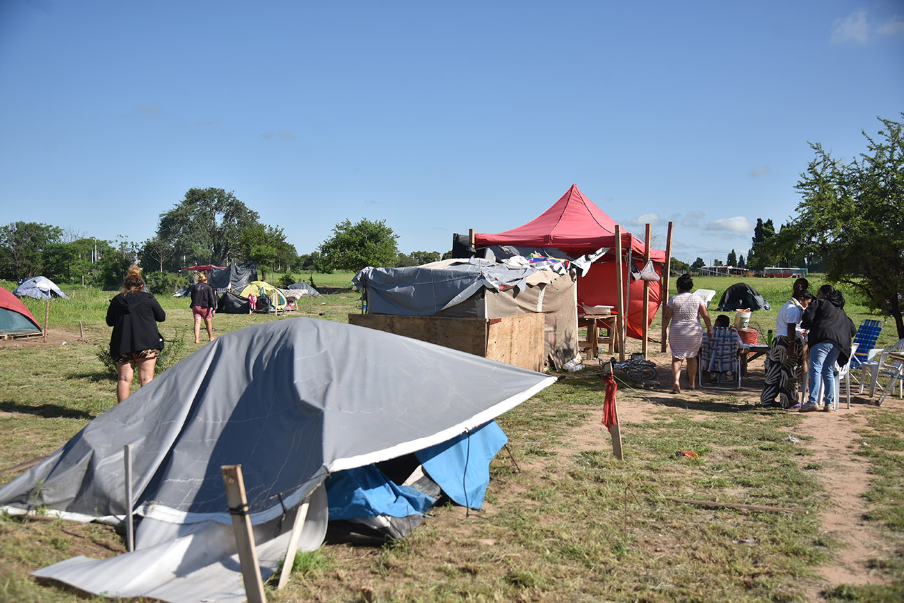 ENERO. Toma de terrenos en barrio El Chingolo 3 anexo, 30 familias que no pueden pagar el aquiler viven en carpas en un terreno usurpado. (Ramiro Pereyra /La Voz)