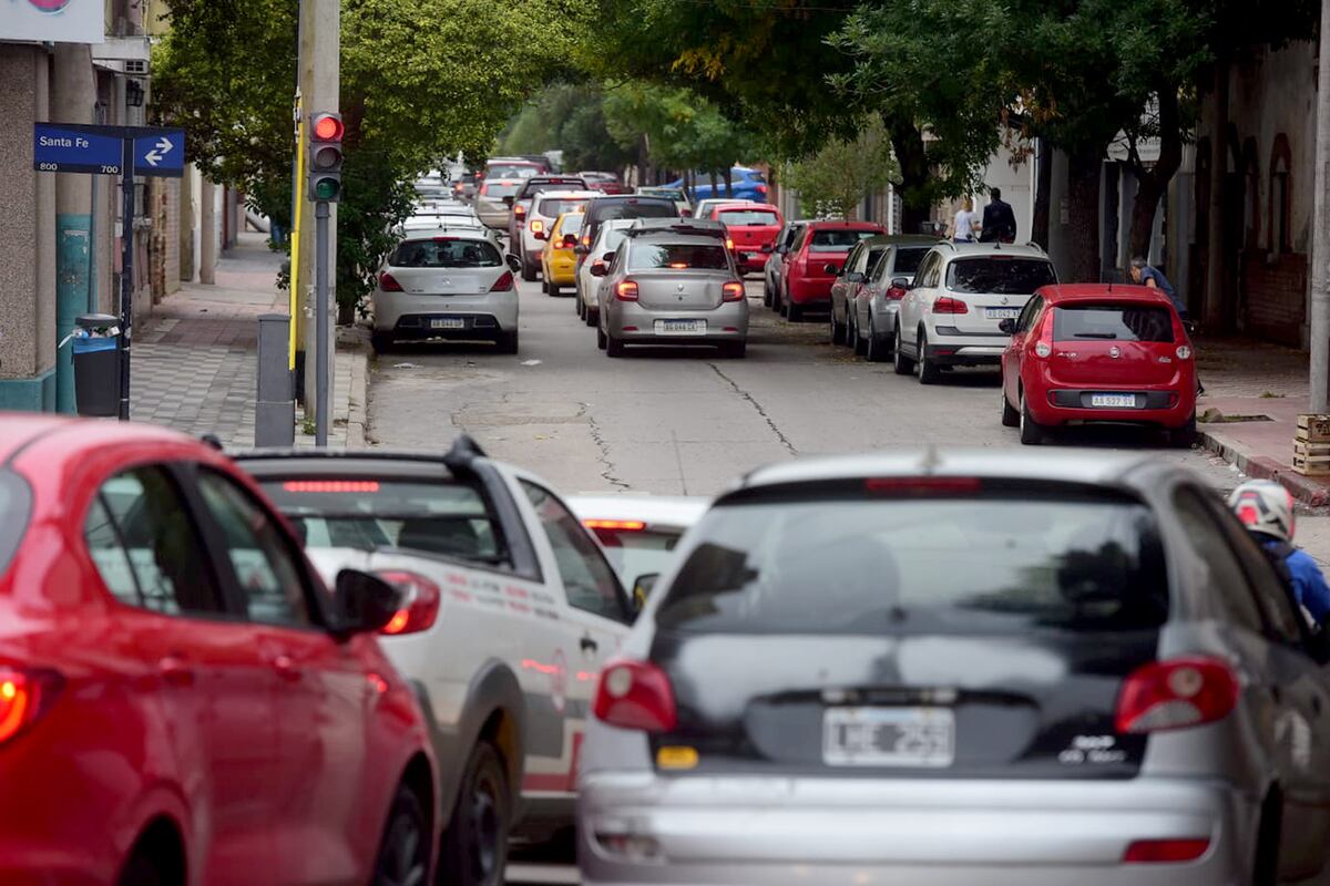 Cierre total de la Costanera y caos de tránsito en la ciudad de Córdoba. (José Gabriel Hernández / La Voz)