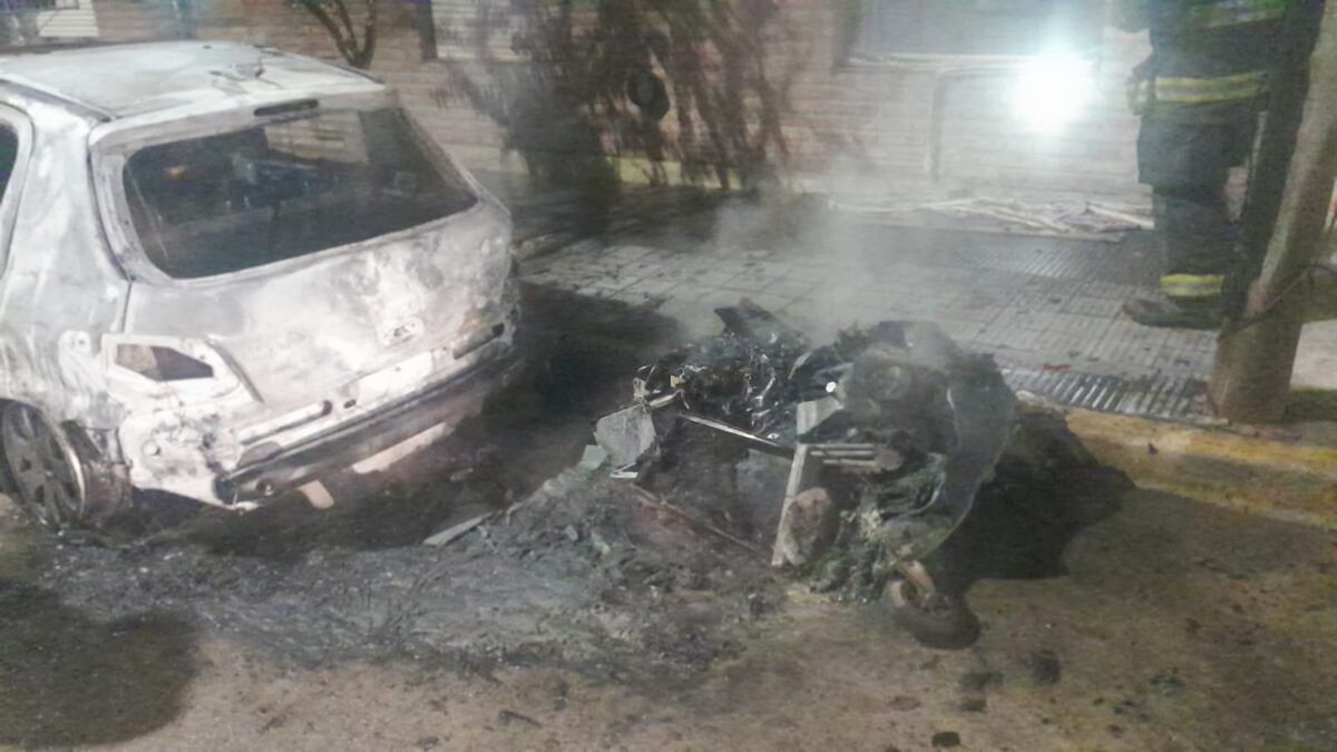 Córdoba: bomberos sofocaron incendios en contenedores en barrio Alberdi y hubo daños. (Policía)