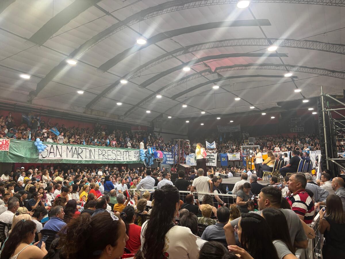 Acto. El gobernador Martín Llaryora y Juan Schiaretti encabezaron este martes por la noche un acto multitudinario en Villa María. Provincias Unidas cerrará la campaña el jueves en la Plaza de la Música.