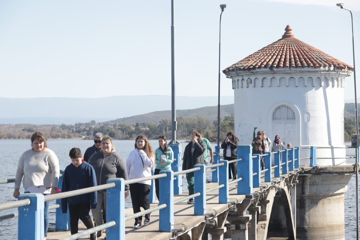 Turistas, en el fin de semana largo largo de junio, en el dique de Embalse, en Calamuchita (La Voz)
