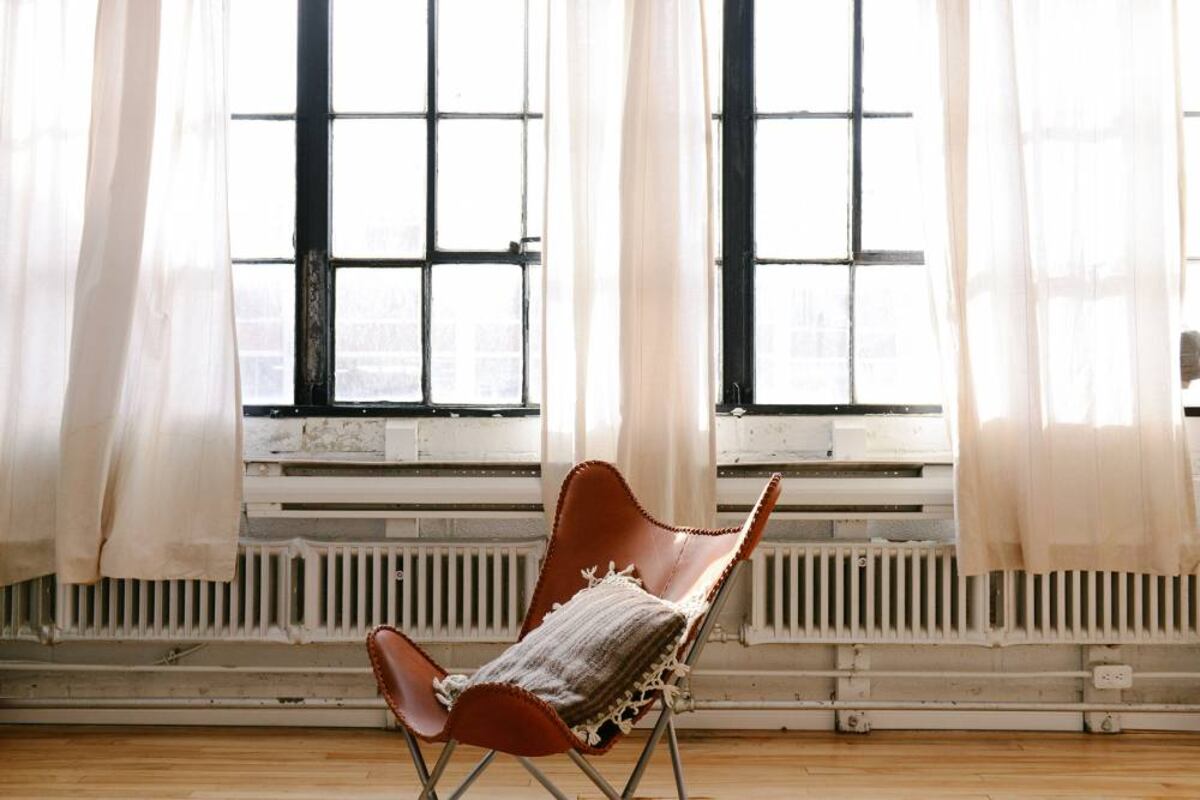 El truco del spray antiestático casero para conservar tus cortinas en óptimas condiciones durante más tiempo, 