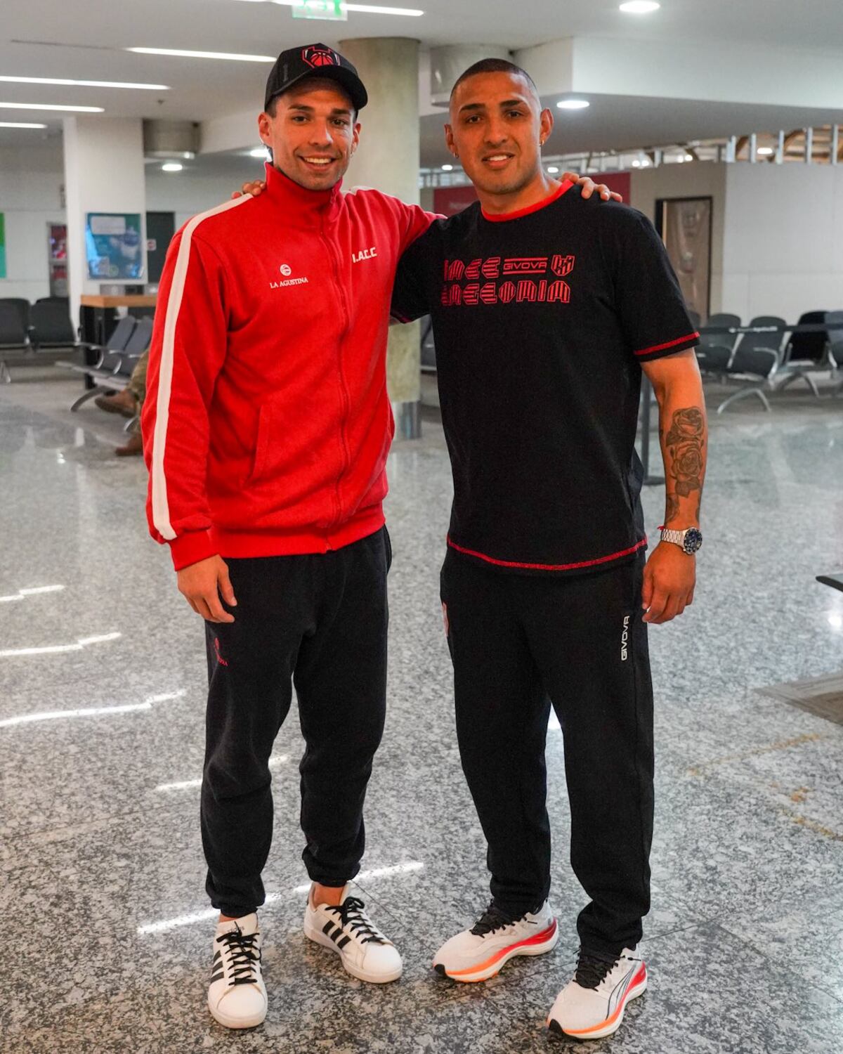 Los equipos de Instituto de fútbol y básquet, juntos antes de viajar. (Prensa IACC).