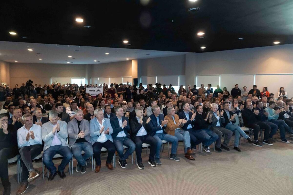 Schiaretti y Llaryora encabezaron un acto con intendentes de la UCR y del PRO.