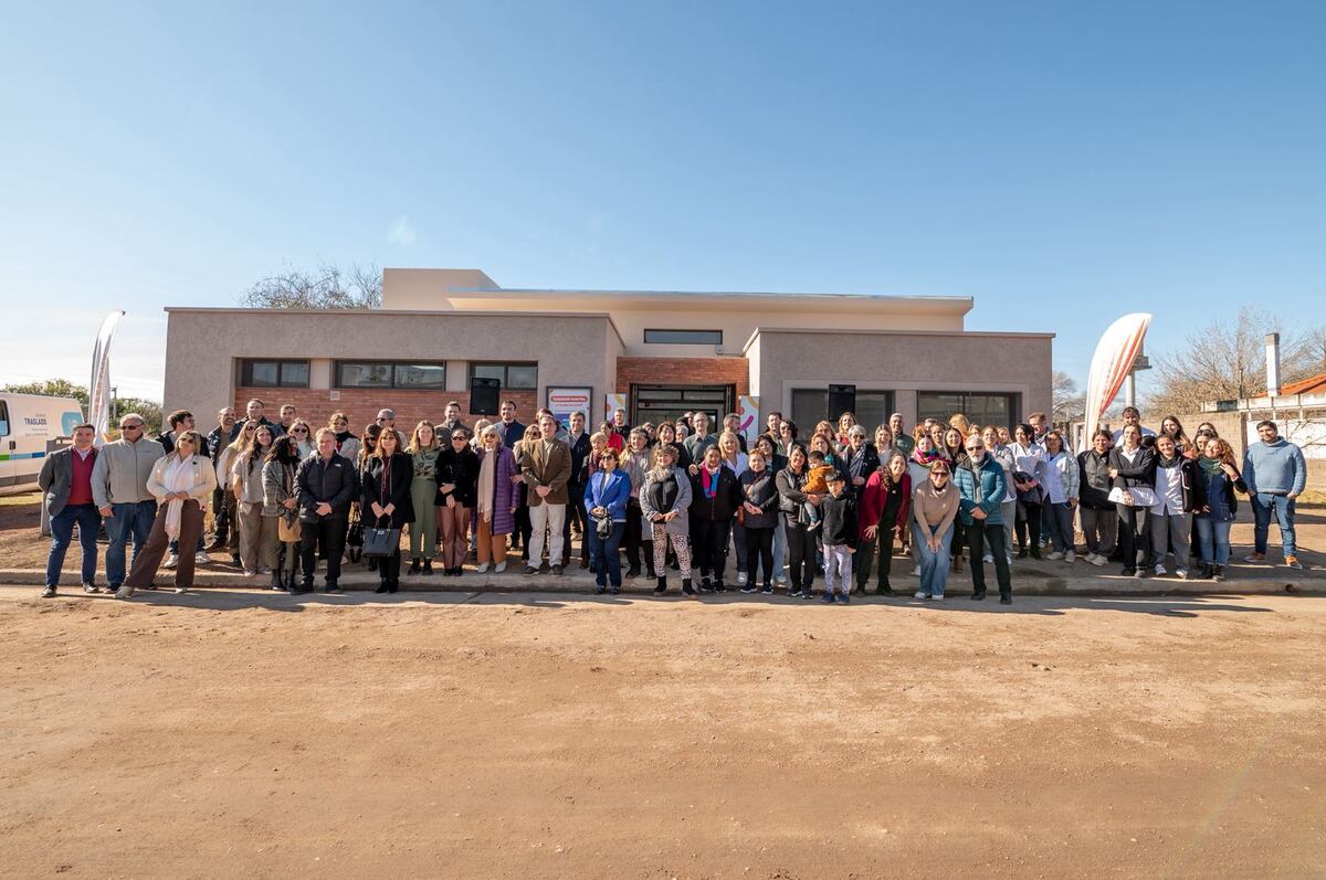 El acto de una inauguración del flamante dispensario,.