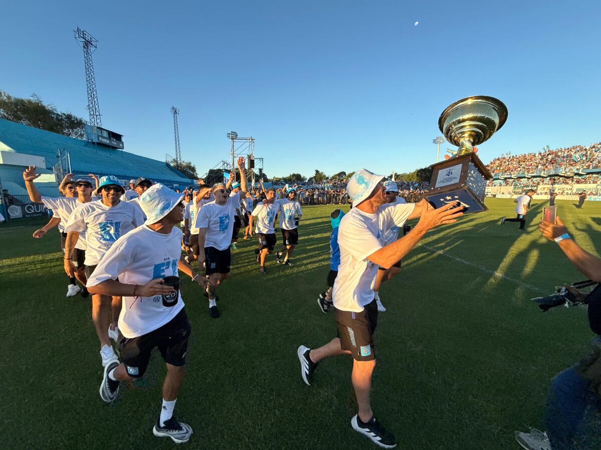 Festejos de los jugadores de Estudiantes de Rio Cuarto por el ascenso a la Primera División del Fútbol Argentino en la cancha de Rio Cuarto.