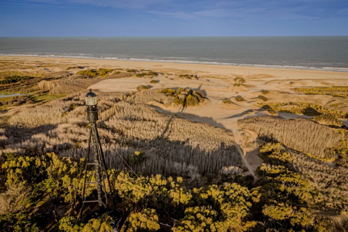 Dónde queda Punta Médanos, el refugio de dunas y playas solitarias de la Costa Atlántica.