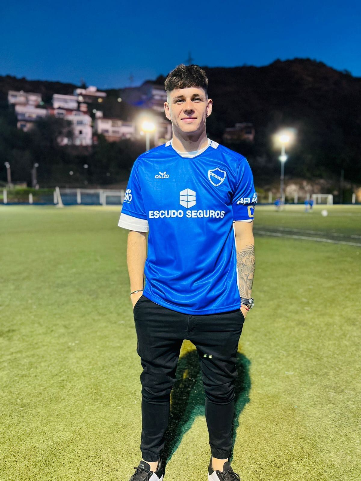 Bruno Zapelli y el gran momento que vivió en el Club Atlético Carlos Paz, de la LCF. (Fotos: Guille Nash, prensa del club).