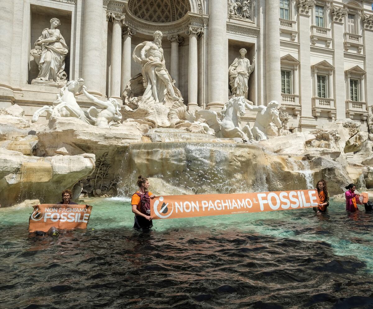 La Fontana Di Trevi, teñida por activistas. (AP)