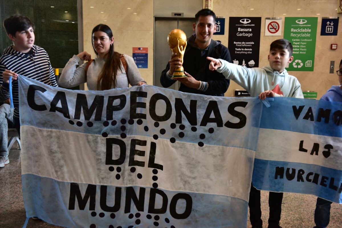 Las Murciélagas en Córdoba. Las campeonas del mundo de fútbol para ciegas regresaron y tuvieron un gran y emocionante recibimiento. (José Gabriel Hernández / La Voz)