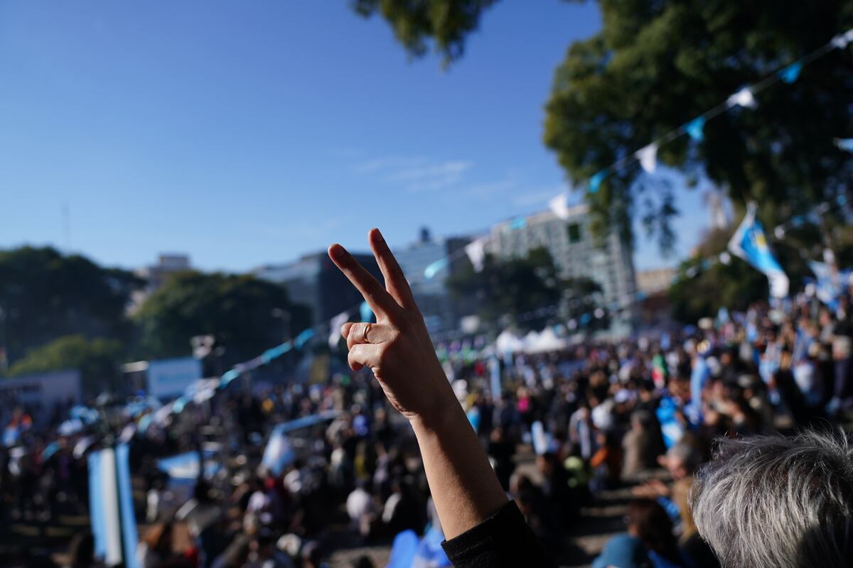 Cristina Kirchner volvió a hablarle a su militancia, reunida en el Parque Lezama. (Gentileza Clarín)
