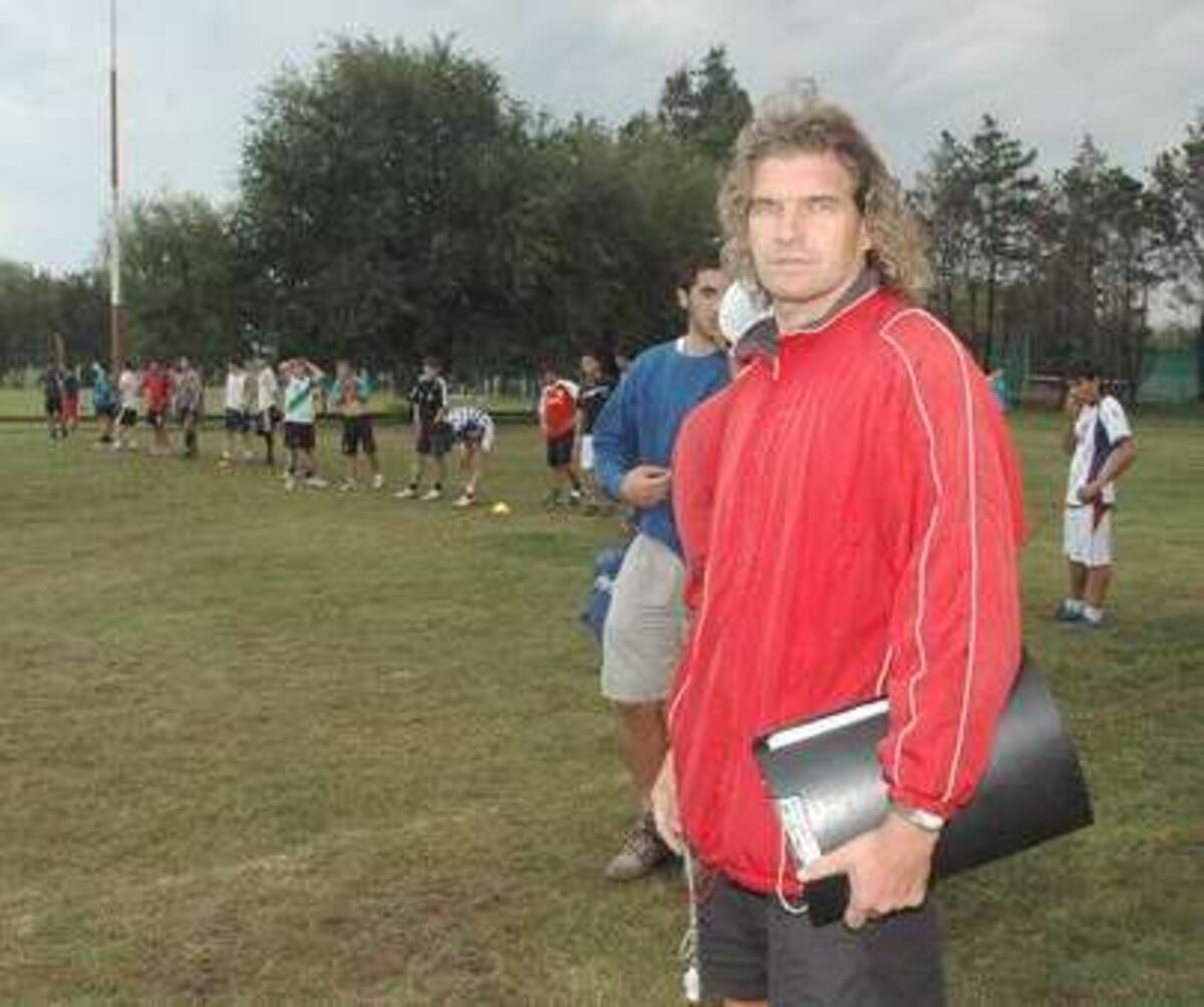 Germán Panichelli. Ex delantero de Instituto y River, ahora disfruta de su hijo que siguió el mismo camino.