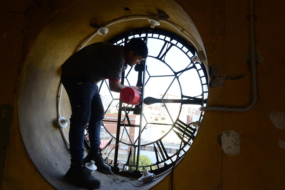 Así se restaura el reloj principal de la Estación MItre. (José Gabriel Hernández / La Voz).