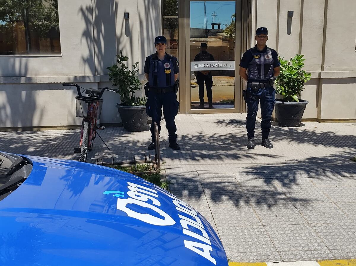 Policías salvaron a un nene que se ahogaba en Córdoba. (Gentileza Policía de Córdoba)