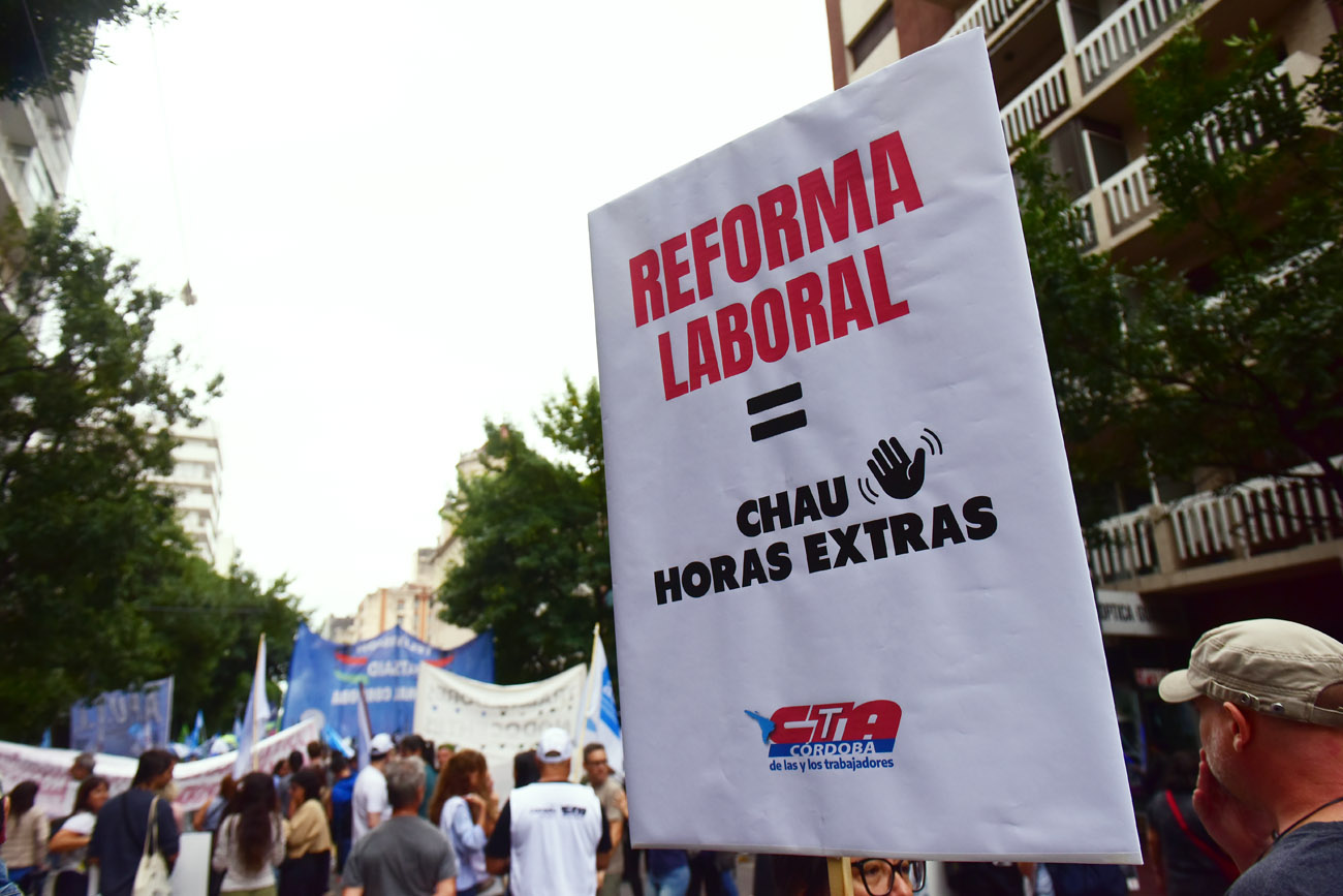 Organizaciones sociales y gremios marchan en el centro cordobés en contra de la ley de reforma laboral. (Nicolás Bravo / La Voz)