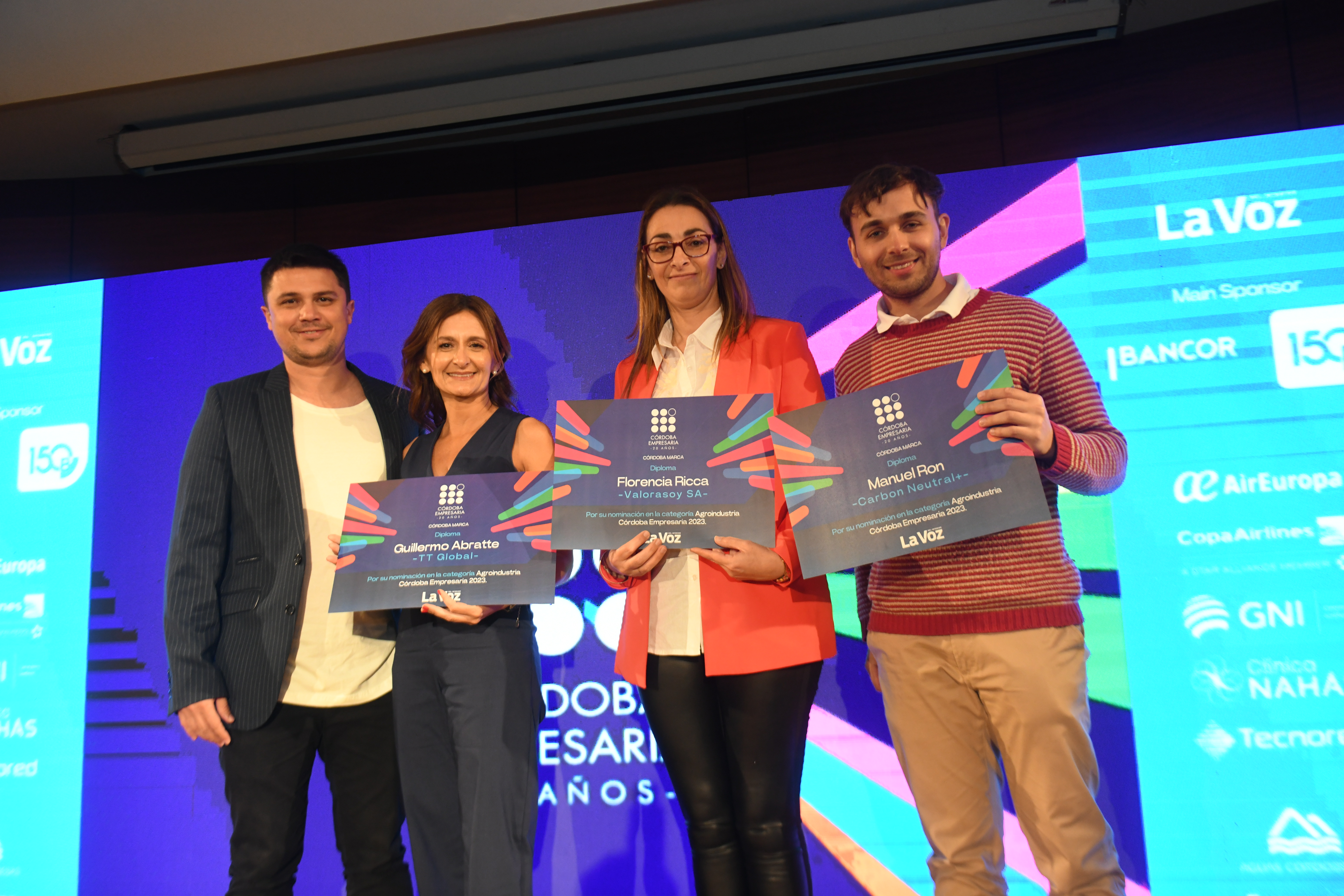 Lorena Milanese y Federico López, en nombre de Guillermo Abrate (Doble TT); María Florencia Ricca (ValorA) y Juan Pablo Chambard, en nombre de Manuel Ron (Carbon Neutral+), recibieron los diplomas de la terna Agroindustria. (Javier Ferreyra / La Voz)