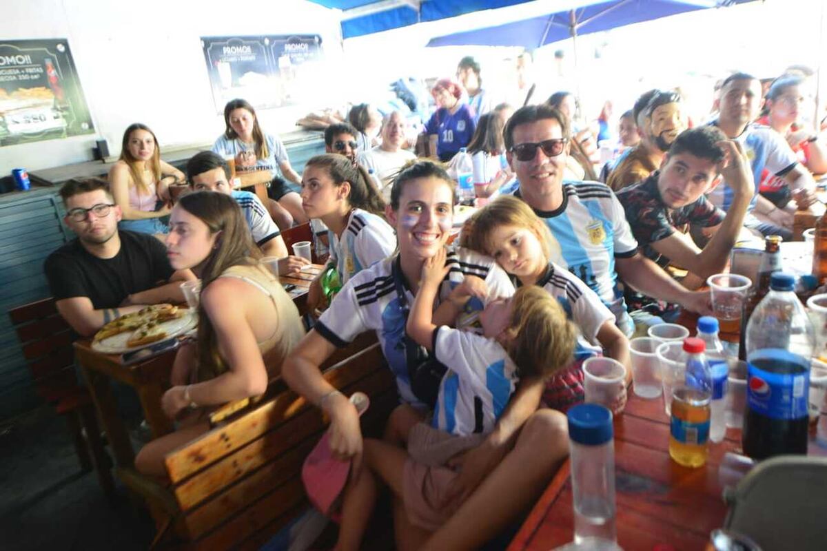 Gente viendo el partido de la selección por las semifinales del mundial (Javier Ferreyra / La Voz)