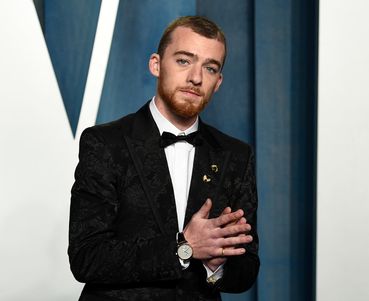 ARCHIVO - El actor Angus Cloud llega a la fiesta de los Oscar de Vanity Fair el 27 de marzo de 2022 en Beverly Hills, California. Cloud, el actor que interpretó al narcotraficante Fezco "Fez" O'Neill en la serie de HBO "Euphoria", murió por una sobredosis de cocaína, fentanilo y otras sustancias, dijo el jueves la oficina forense del norte de California. Falleció el 31 de julio en la casa de su familia en Oakland, California. Tenía 25 años. (Foto Evan Agostini/Invision/AP, archivo)