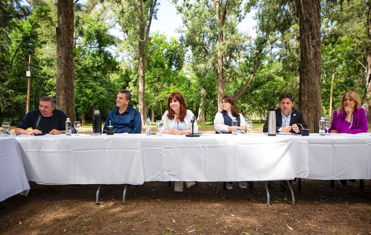 Cristina Kirchner; Axel Kicillof, y el ex ministro de Economía, Sergio Massa, encabezaron hoy un encuentro en la localidad bonaerense de Moreno, donde exhibieron una foto de unidad del peronismo en la antesala del año electoral. FOTO NA: