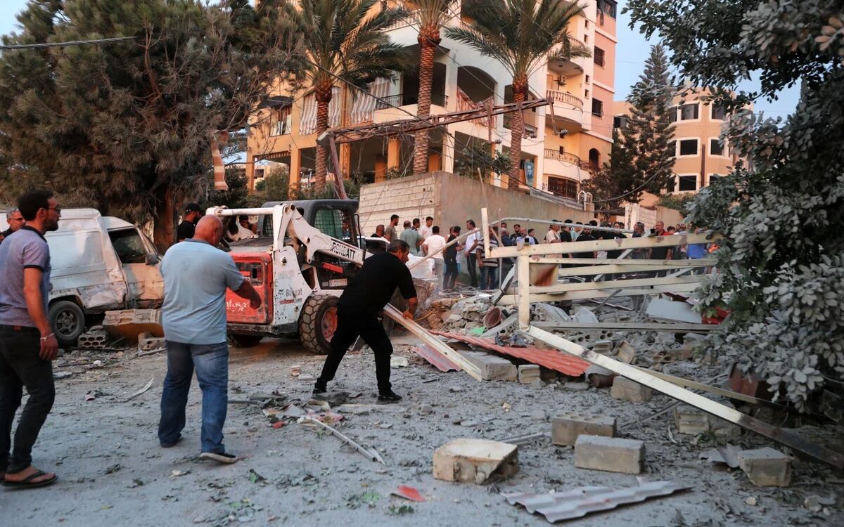 Personas inspeccionan el sitio de un edificio destruido por un ataque en la aldea del Teir Debba (AP / Mohammad Zaatari).