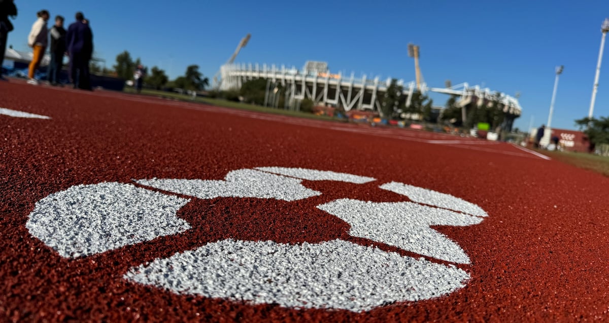 Tareas de reparación y mantenimiento en la pista de atletismo del Polo Deportivo Kempes. (Prensa Agencia Córdoba Deportes)