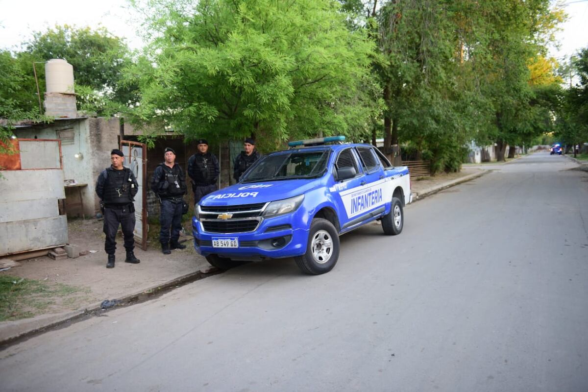 Fernanda María Paz fue asesinada de un balazo en barrio Parque República de Córdoba Capital. Policías trabajan en la zona del crimen. (Javier Ferreyra)