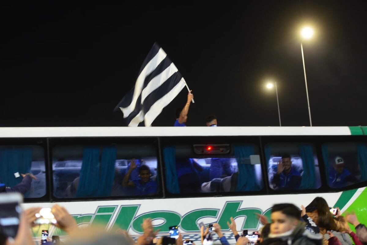 La hinchada de Talleres en el Kempes para recibir al plantel. (Facundo Luque y Javier Ferreyra)