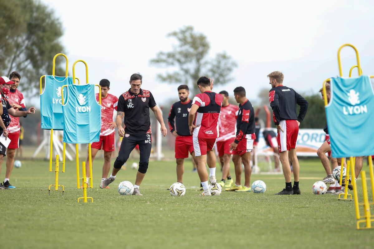 Mauricio Caranta, DT de Instituto, en la práctica que se desarrolló en La Agustina. La Gloria juega este sábado, a las 15. (Leandro Gómez / Prensa IACC).