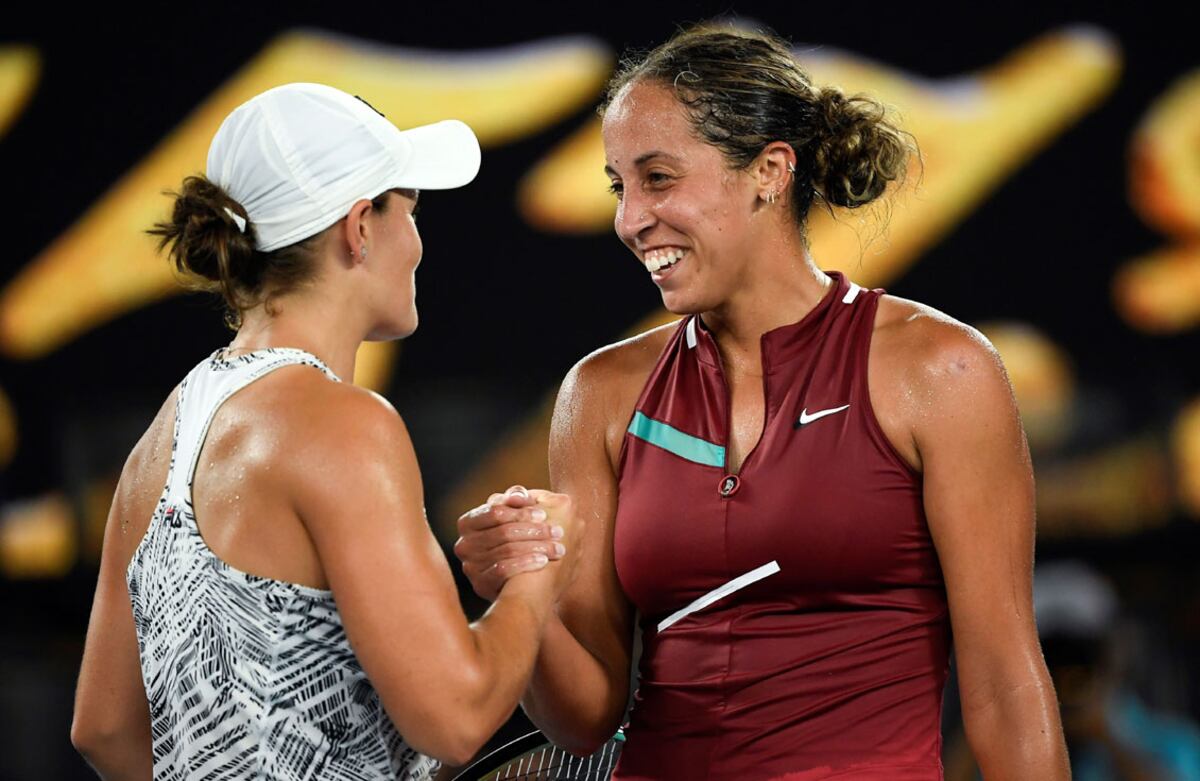 Madison Keys felicita a Ashleigh Barty tras su victoria en las semifinales del Australian Open. (AP)